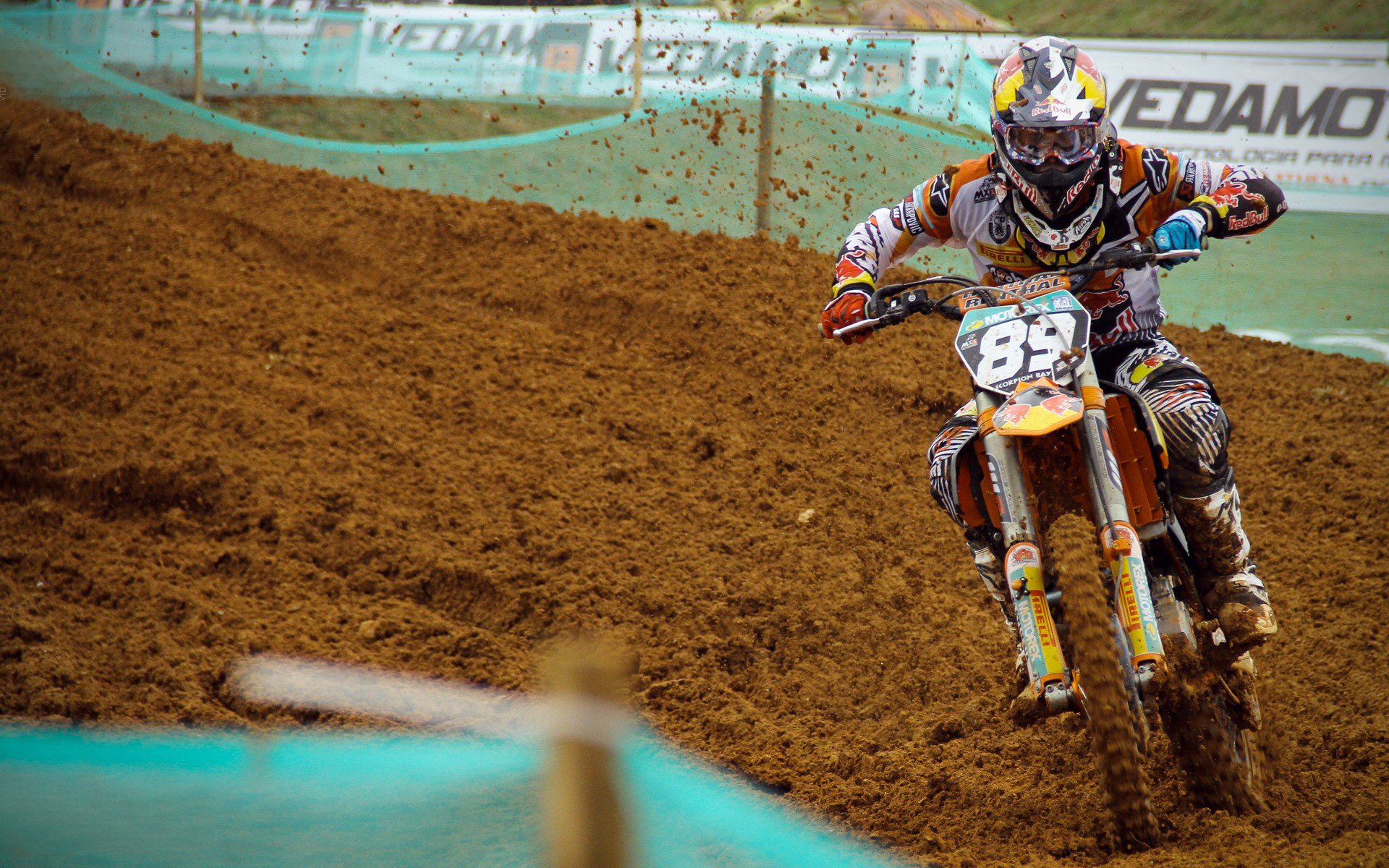 曼城强势进攻4-1大胜多特，继续保持欧冠小组赛全胜纪录，曼城4-2多特晋级欧冠4强