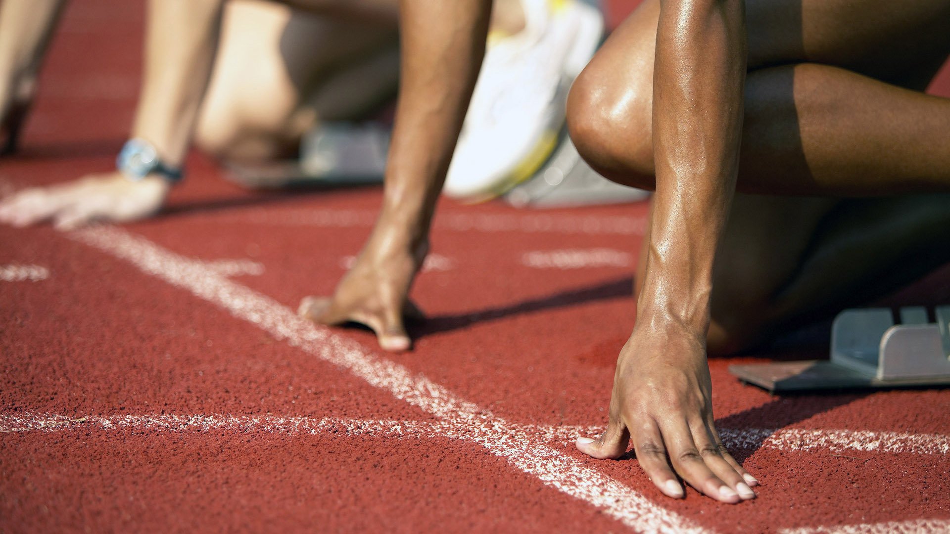 詹姆斯表扬队友团队合作愈发默契，詹姆斯与队友的各种出场动作